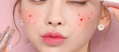Корейская декоративная косметика — купить K-Beauty в Кишиневе и Молдове, макияж и уход за кожей Корейская косметика макияж — девушка наносит декоративную косметику, K-Beauty продукты для лица